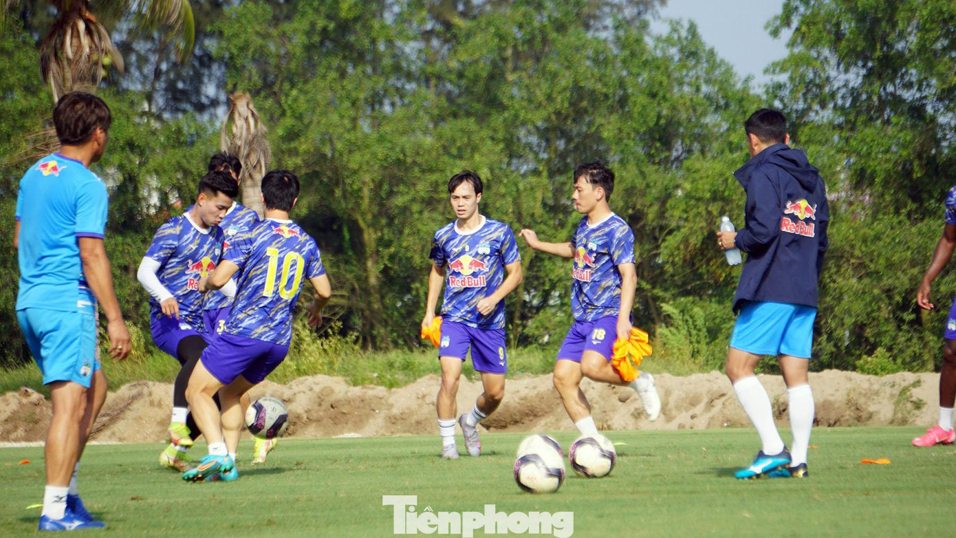 HLV Kiatisak và các trợ lý theo sát bài tập của từng nhóm cầu thủ. Phía ngoài, nhiều người hâm mộ thành phố cảng theo dõi, xem các đội tập luyện, trong đó các cầu thủ HAGL được chú ý hơn cả. HLV Kiatisak và các trợ lý theo sát bài tập của từng nhóm cầu thủ. Phía ngoài, nhiều người hâm mộ thành phố cảng theo dõi, xem các đội tập luyện, trong đó các cầu thủ HAGL được chú ý hơn cả.