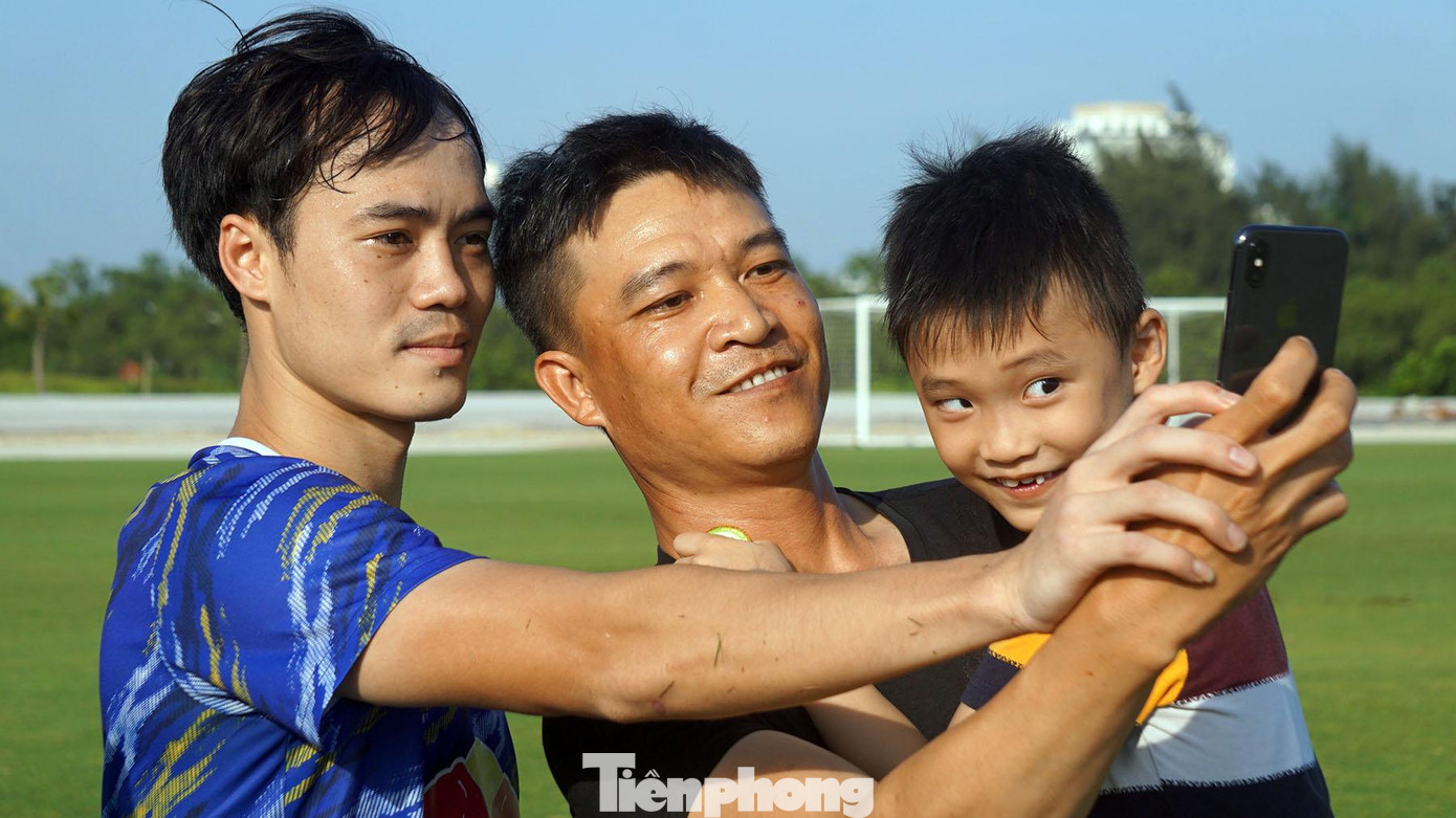 Nhiều em nhỏ được bố mẹ đưa đến sân xem các cầu thủ đá tập và chụp ảnh lưu niệm. Nhiều em nhỏ được bố mẹ đưa đến sân xem các cầu thủ đá tập và chụp ảnh lưu niệm.