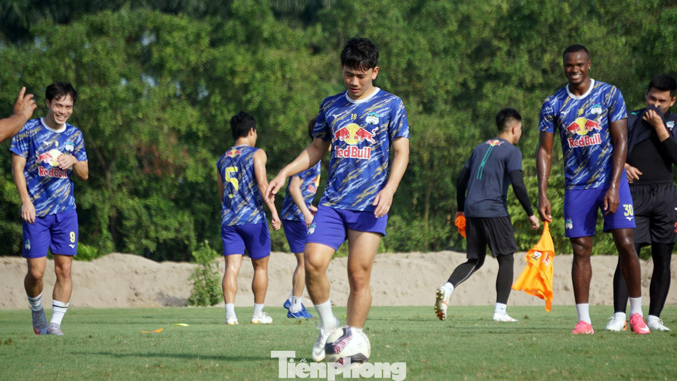 Tiền vệ Minh Vương cùng đồng đội tập bài xử lý bóng ngắn, cự ly gần. Tiền vệ Minh Vương cùng đồng đội tập bài xử lý bóng ngắn, cự ly gần.