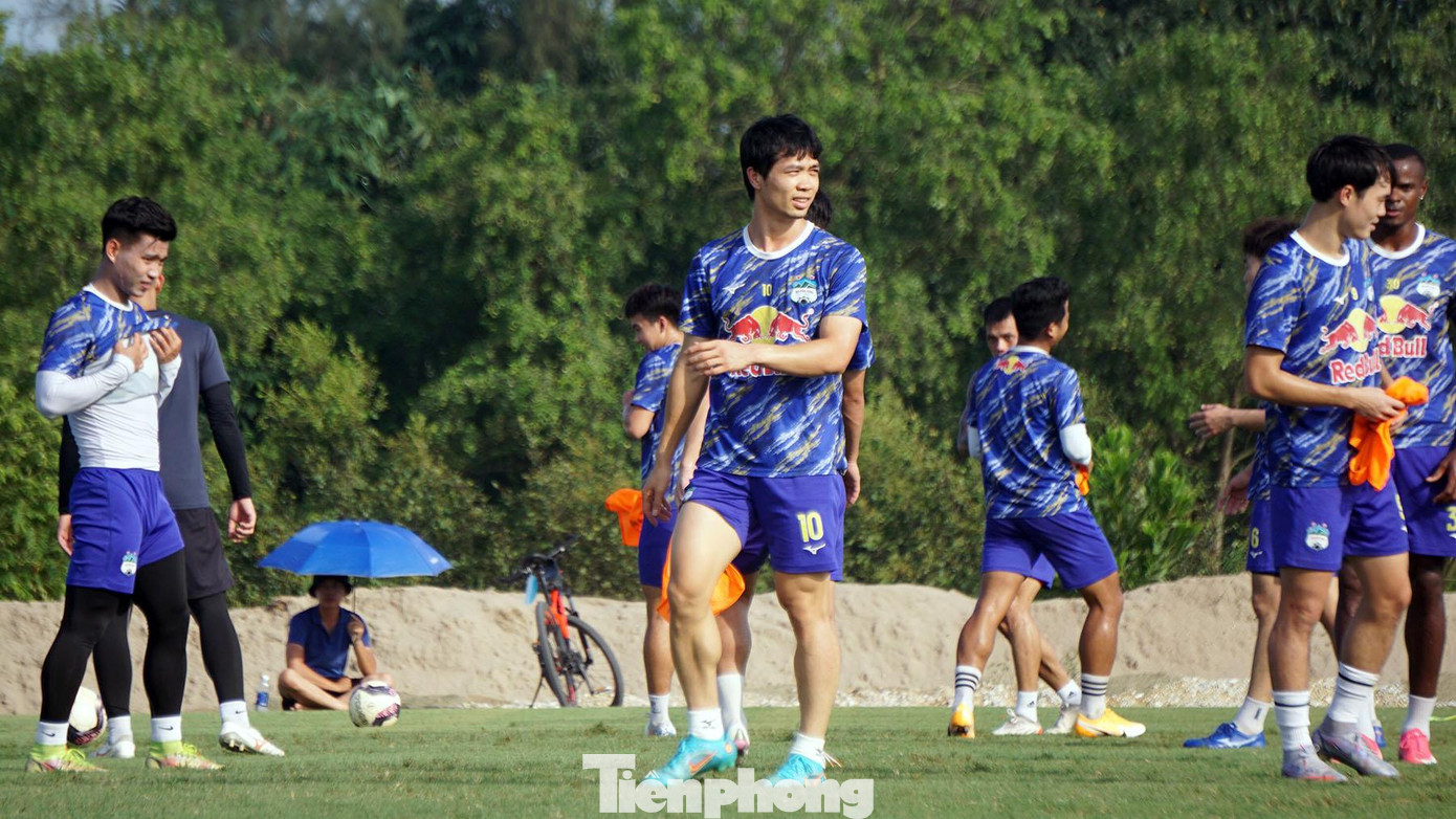 Sau khi kết thúc trận giao hữu với tuyển Afghanistan, Công Phượng, Văn Toàn và Vũ Văn Thanh đã kịp hội quân cùng CLB HAGL tập nhẹ chuẩn bị trận đấu với CLB Hải Phòng lúc 19h ngày 4/6. Sau khi kết thúc trận giao hữu với tuyển Afghanistan, Công Phượng, Văn Toàn và Vũ Văn Thanh đã kịp hội quân cùng CLB HAGL tập nhẹ chuẩn bị trận đấu với CLB Hải Phòng lúc 19h ngày 4/6.