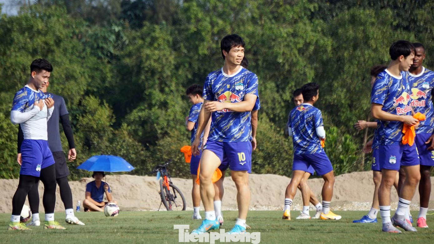 Sau khi kết thúc trận giao hữu với tuyển Afghanistan, Công Phượng, Văn Toàn và Vũ Văn Thanh đã kịp hội quân cùng CLB HAGL tập nhẹ chuẩn bị trận đấu với CLB Hải Phòng lúc 19h ngày 4/6.