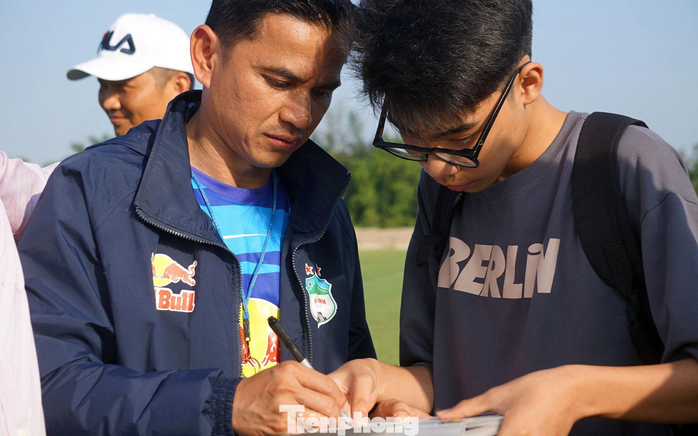 HLV Kiatisak chụp ảnh lưu niệm, ký tặng fan hâm mộ tại Hải Phòng.