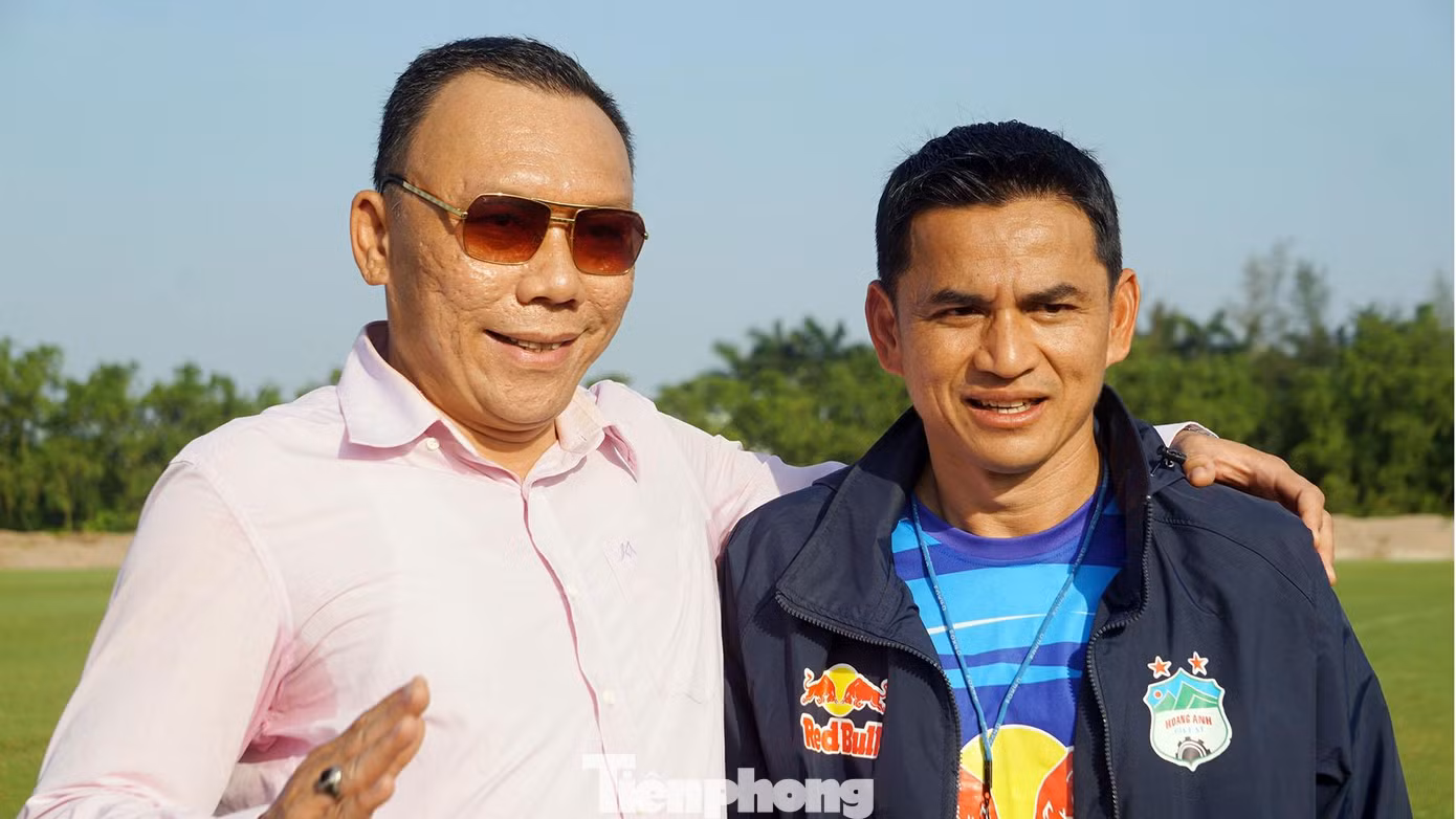 Người hâm mộ Hải Phòng tỏ ra thích thú trò chuyện, chụp hình lưu niệm với HLV Kiatisak do huyền thoại người Thái nói tiếng Việt khá thành thạo. Chia sẻ với phóng viên, HLV Kiatisak cho biết, giải tứ hùng là cơ hội tốt để các đội giao hữu, cọ xát, thử nghiệm và có sự chuẩn bị tốt cho các vòng đấu trong khuôn khổ V-League sắp tới.