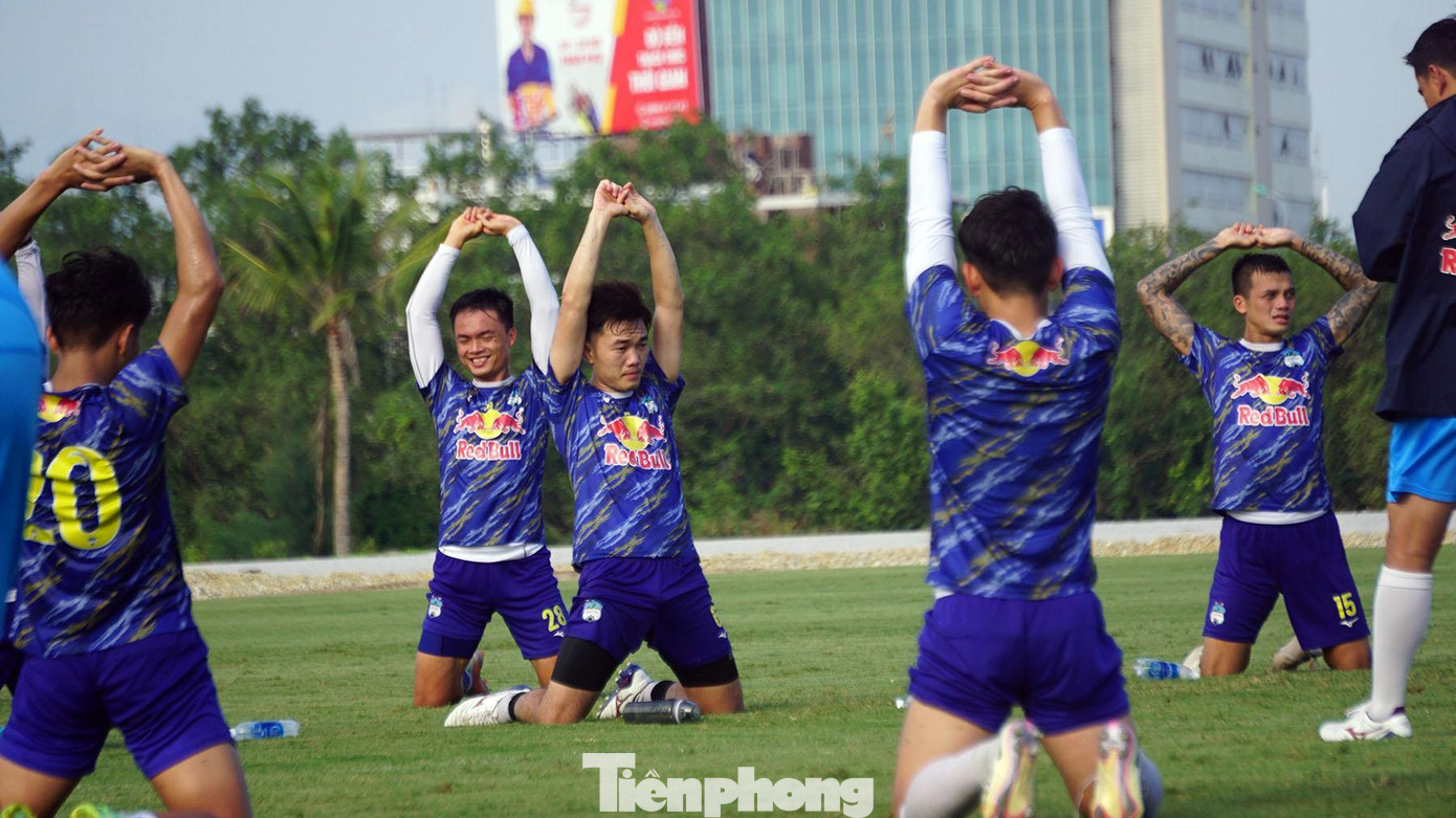 Giải tứ hùng gồm 4 câu lạc bộ (CLB) HAGL, Hà Nội, Viettel và chủ nhà Hải Phòng dự kiến diễn ra từ ngày 4-10/6 trên sân vận động Lạch Tray (TP Hải Phòng). Trước khi diễn ra giải giao hữu, ông Văn Trần Hoàn (bầu Hoàn) đã mời ban huấn luyện và các cầu thủ các CLB thăm vịnh Lan Hạ bằng du thuyền. Giải tứ hùng gồm 4 câu lạc bộ (CLB) HAGL, Hà Nội, Viettel và chủ nhà Hải Phòng dự kiến diễn ra từ ngày 4-10/6 trên sân vận động Lạch Tray (TP Hải Phòng). Trước khi diễn ra giải giao hữu, ông Văn Trần Hoàn (bầu Hoàn) đã mời ban huấn luyện và các cầu thủ các CLB thăm vịnh Lan Hạ bằng du thuyền.