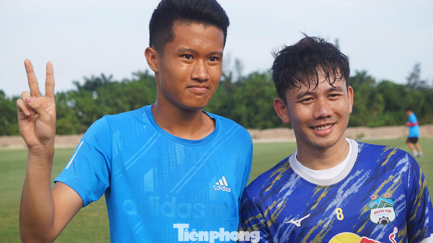 Sau buổi tập, nhiều người hâm mộ Hải Phòng chờ được chụp hình, xin chữ ký với các cầu thủ. Sau buổi tập, nhiều người hâm mộ Hải Phòng chờ được chụp hình, xin chữ ký với các cầu thủ.