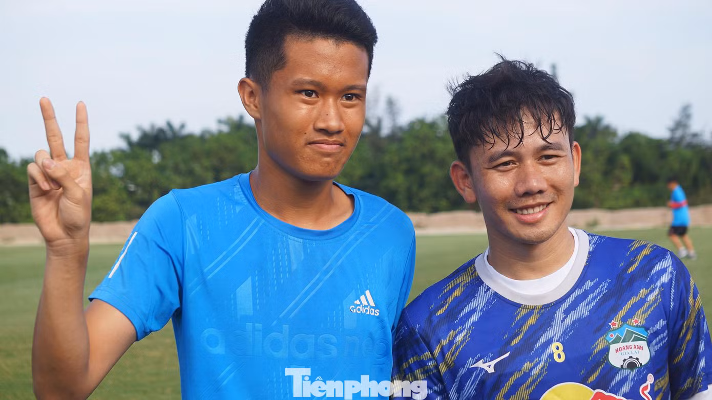 Sau buổi tập, nhiều người hâm mộ Hải Phòng chờ được chụp hình, xin chữ ký với các cầu thủ.