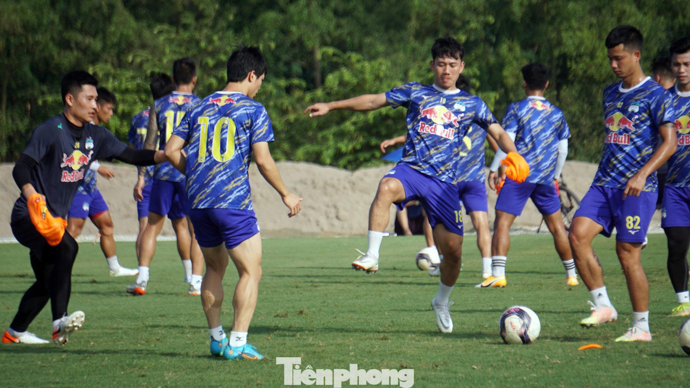 Công Phượng, Văn Toàn và Vũ Văn Thanh hội quân cùng CLB HAGL tập trước trận mở màn gặp CLB Hải Phòng lúc 19h ngày 4/6.