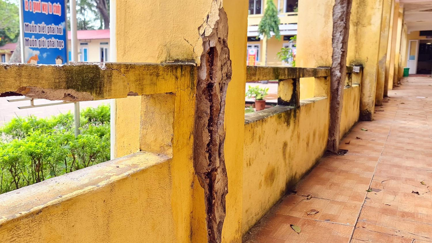 Cụ thể, dãy nhà 2 tầng gồm 8 phòng học được xây dựng 36 năm trước đã xuống cấp nghiêm trọng, không đảm bảo an toàn cho việc giảng dạy và học tập của các em. Dãy nhà 2 tầng có biểu hiện lún móng, nứt tường để lộ cốt thép.