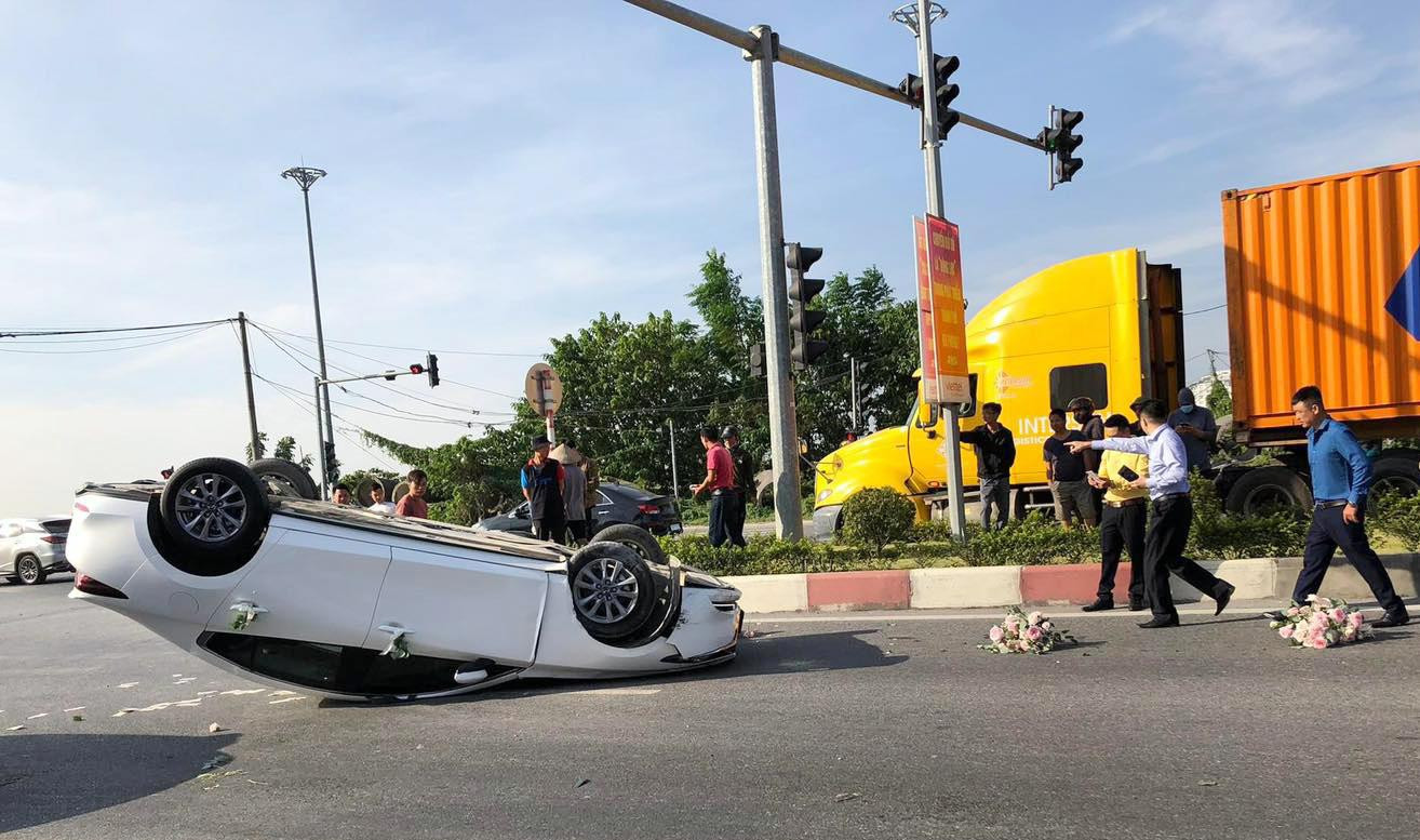 Hiện trường vụ xe hoa lật ngửa trên đại lộ Bùi Viện, TP Hải Phòng.
