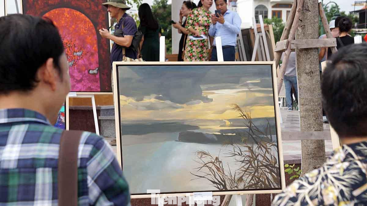 Triển lãm không chỉ quy tụ các tác phẩm hội họa mang nhiều phong cách khác nhau, đa dạng về đề tài phản ánh vẻ đẹp của tự nhiên, con người, cuộc sống và tình yêu, hình ảnh đẹp, nét đẹp truyền thống văn hóa, con người An Dương.