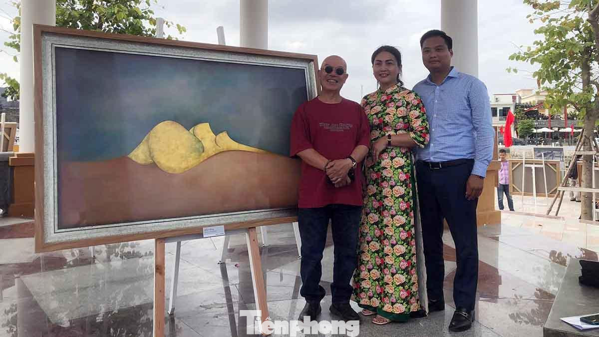 Nhiều họa sĩ, du khách thưởng thức chụp hình lưu niệm với tác giả, tác phẩm tại buổi triển lãm.