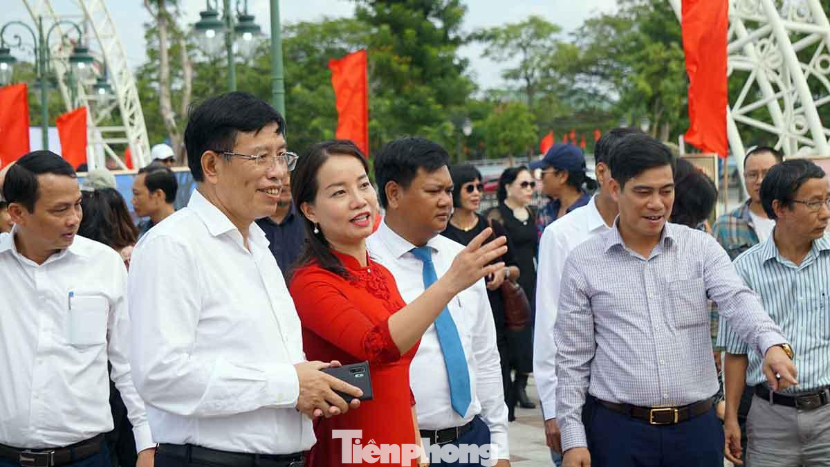 Bà Trần Thị Quỳnh Trang - Bí thư Huyện ủy An Dương giới thiệu tới quan khách và nhân dân hơn 100 tác phẩm hội họa của 31 họa sĩ nổi tiếng như Thành Chương, Đặng Tiến, Hà Chí Hiếu, Trịnh Tuân, Đỗ Minh Tâm, Đình Quân…