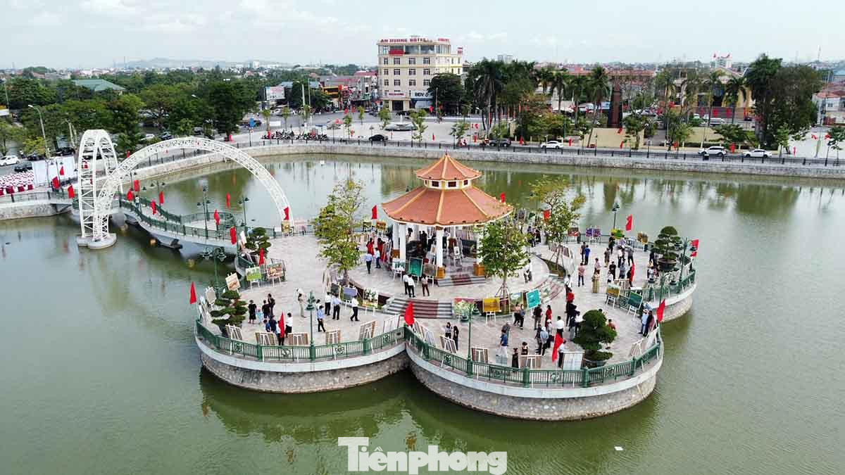 UBND huyện An Dương (TP Hải Phòng) vừa khai mạc triển lãm mỹ thuật năm 2022 tại Công viên An Dương (từ ngày 15-22/11) trưng bày hơn 100 tác phẩm hội họa của 31 họa sĩ nổi tiếng từ Hội Mỹ thuật Việt Nam, Hội Mỹ thuật Hải Phòng.