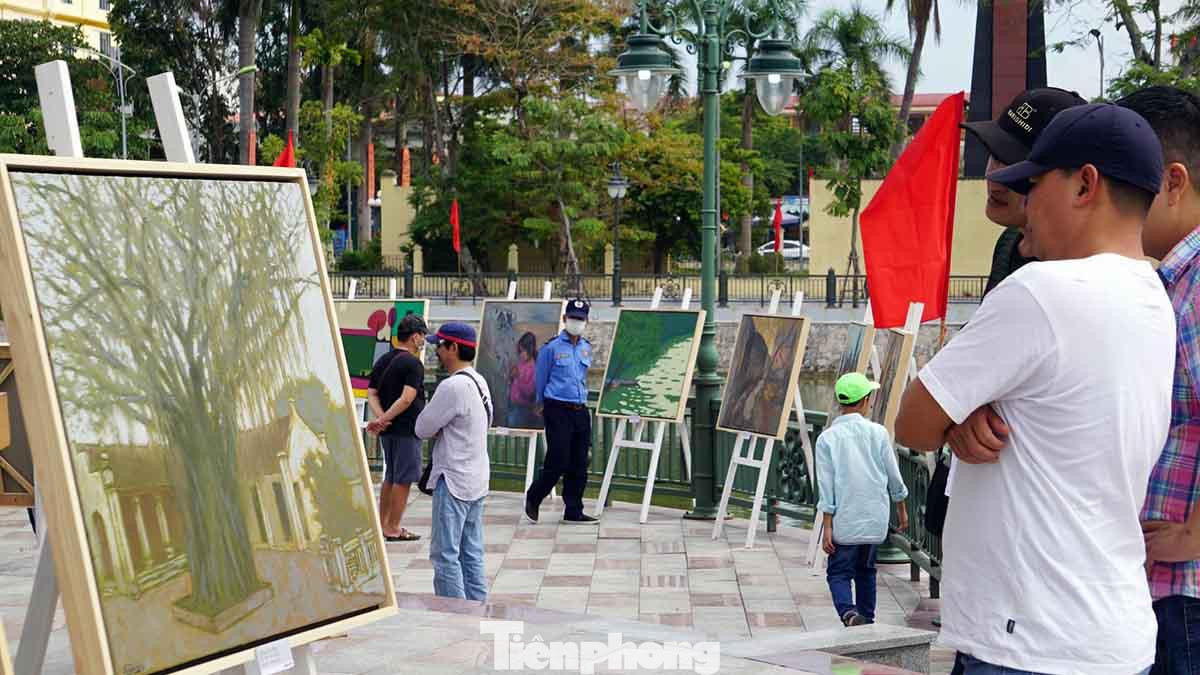 Các tác phẩm hội họa phản ánh chân thực về vẻ đẹp tự nhiên, văn hóa, cuộc sống của con người vùng quê An Dương truyền thống đang dần đổi mới, được thể hiện trên nhiều chất liệu như acrylic, sơn dầu, sơn mài…