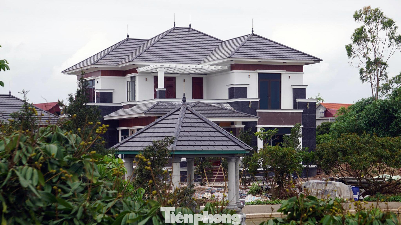 Lâu đài bề thế xây dựng trái phép trên đất nông trường Quý Cao. Lâu đài bề thế xây dựng trái phép trên đất nông trường Quý Cao.