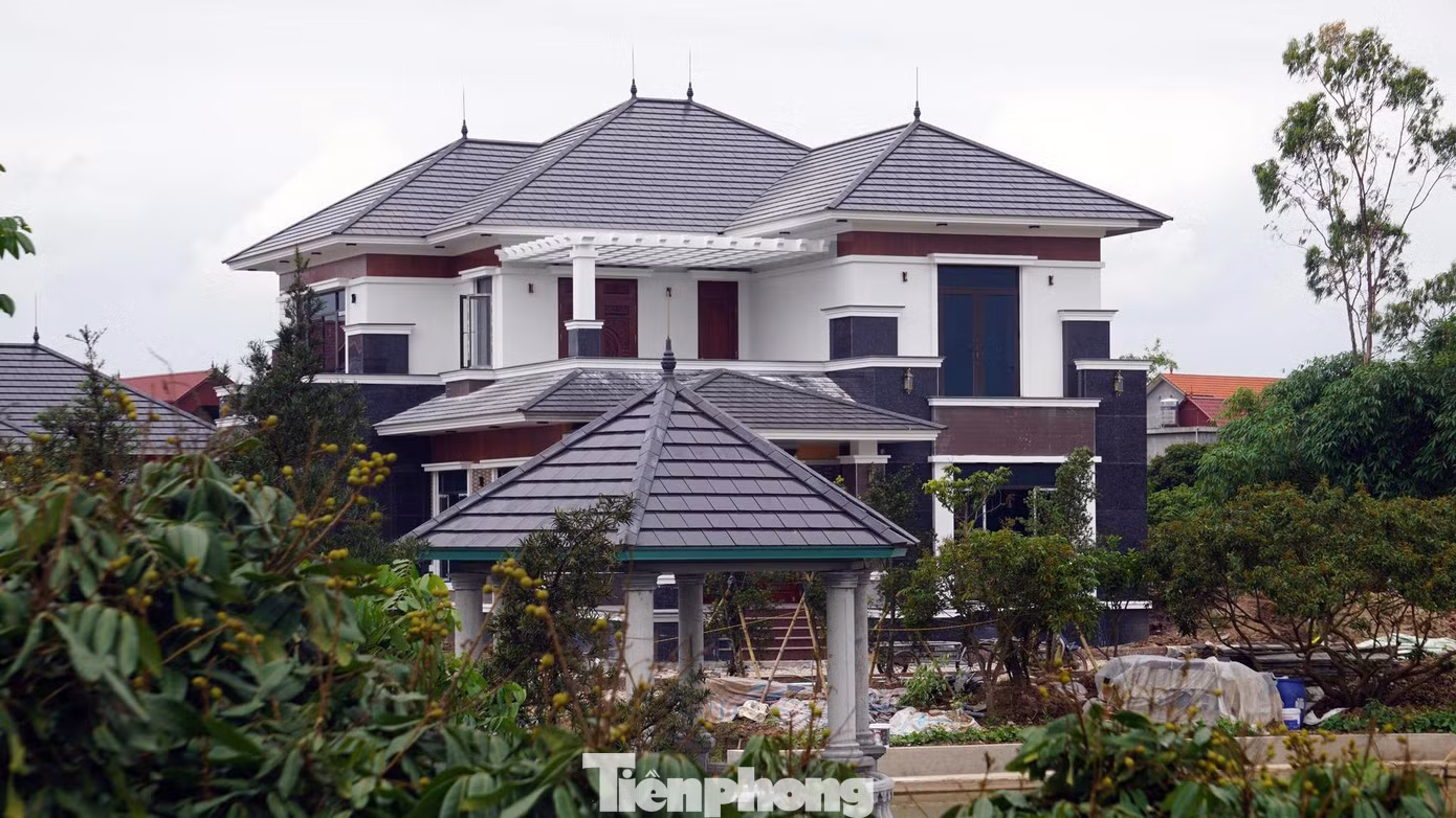 Lâu đài bề thế xây dựng trái phép trên đất nông trường Quý Cao. Lâu đài bề thế xây dựng trái phép trên đất nông trường Quý Cao.