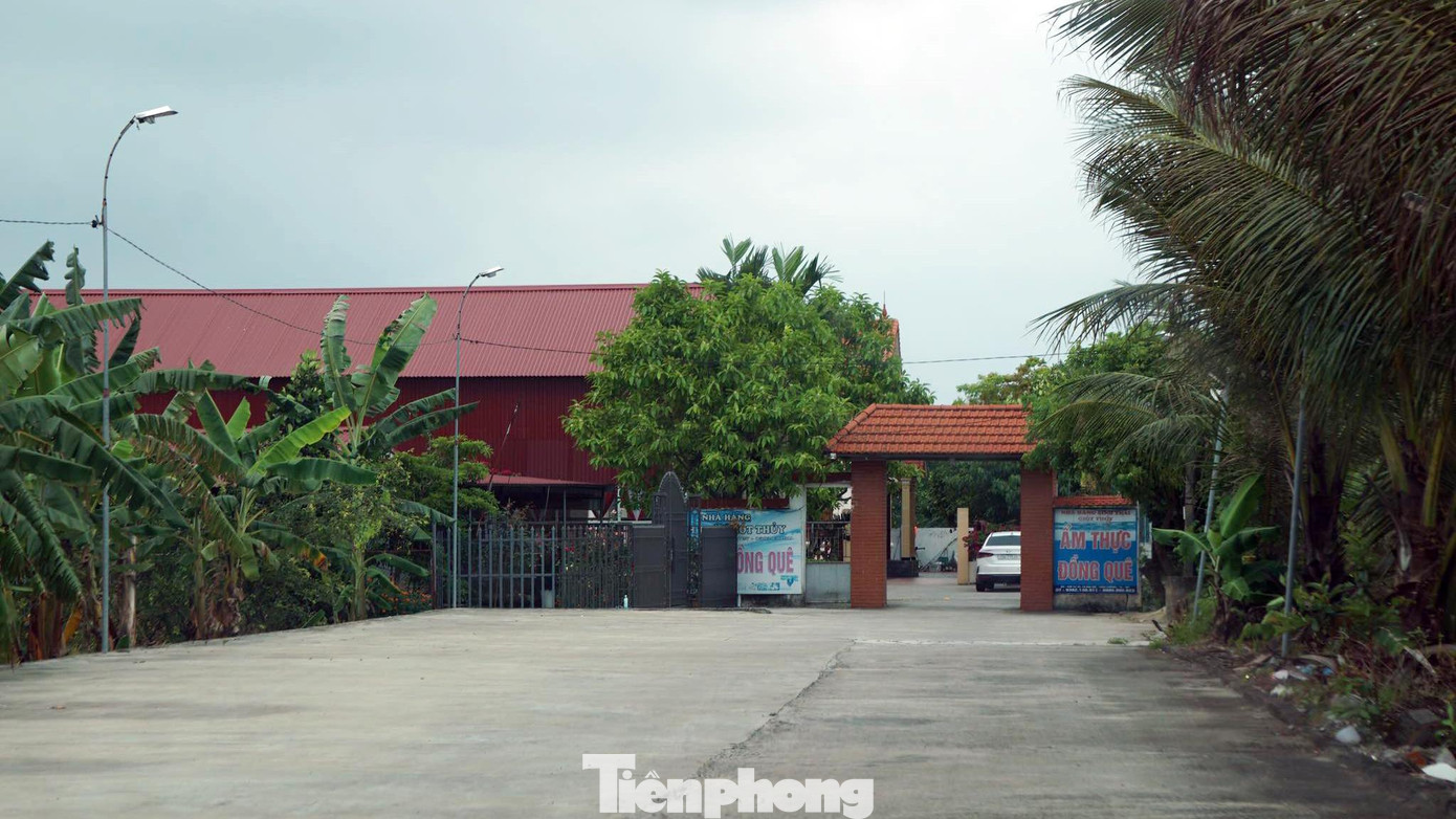 Một nhà hàng sinh thái khác được xây trong khuôn viên rộng cả chục nghìn mét. Công trình này được chủ sở hữu cho san lấp, mở đường bê tông riêng dài cả trăm mét từ QL10 vào.