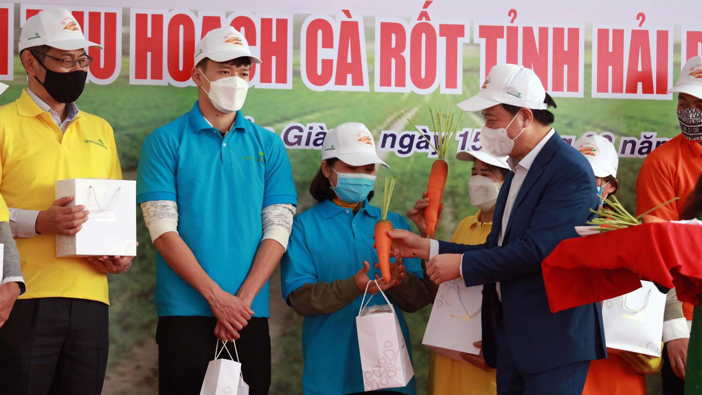 Kết thúc cuộc thi, Bí thư Tỉnh ủy Hải Dương - ông Phạm Xuân Thăng tặng quà, trao giải cho các đội tham gia thu hoạch cà rốt. Kết thúc cuộc thi, Bí thư Tỉnh ủy Hải Dương - ông Phạm Xuân Thăng tặng quà, trao giải cho các đội tham gia thu hoạch cà rốt.