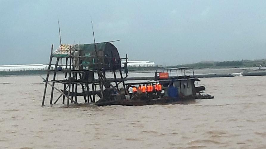 TP Hải Phòng vừa hoàn thành cưỡng chế, di dời chòi nuôi ngao trái phép của nhiều hộ dân trên biển thuộc quận Hải An.