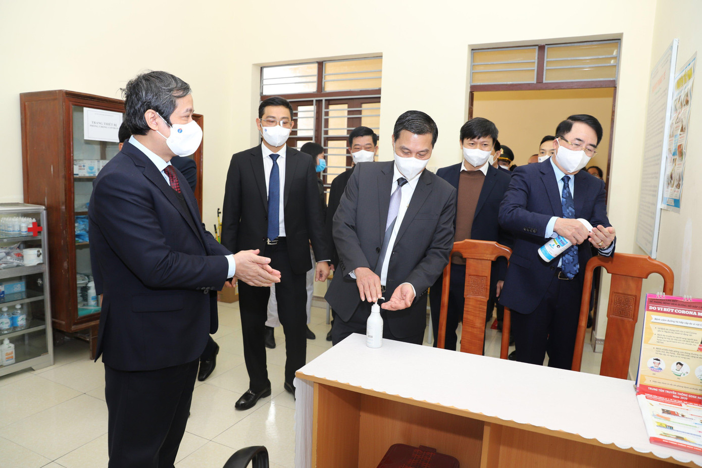 Bộ trưởng GD&amp;ĐT Nguyễn Kim Sơn và ông Nguyễn Văn Tùng - Chủ tịch UBND TP Hải Phòng kiểm tra các điều kiện đảm bảo phòng chống dịch tại các cơ sở giáo dục.