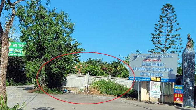 Một phần tường bao trên đất lấn chiếm vẫn chưa được tháo dỡ.