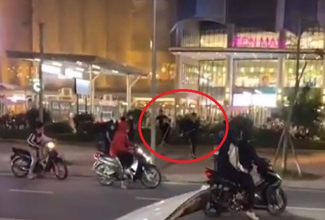 Nhiều thanh niên mang theo hung khí rượt đuổi nhau trên phố Võ Nguyên Giáp (TP Hải Phòng) tối 5/3.