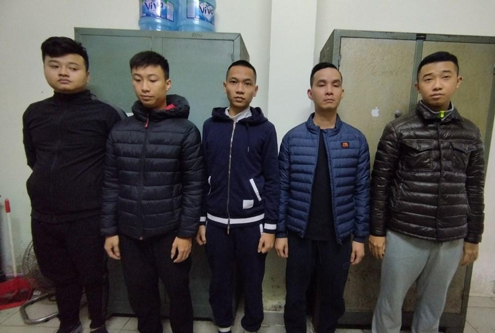 Các đối tượng trong đường dây tổ chức cá độ, giao dịch hơn 100 tỷ đồng vừa bị cảnh sát bắt giữ.