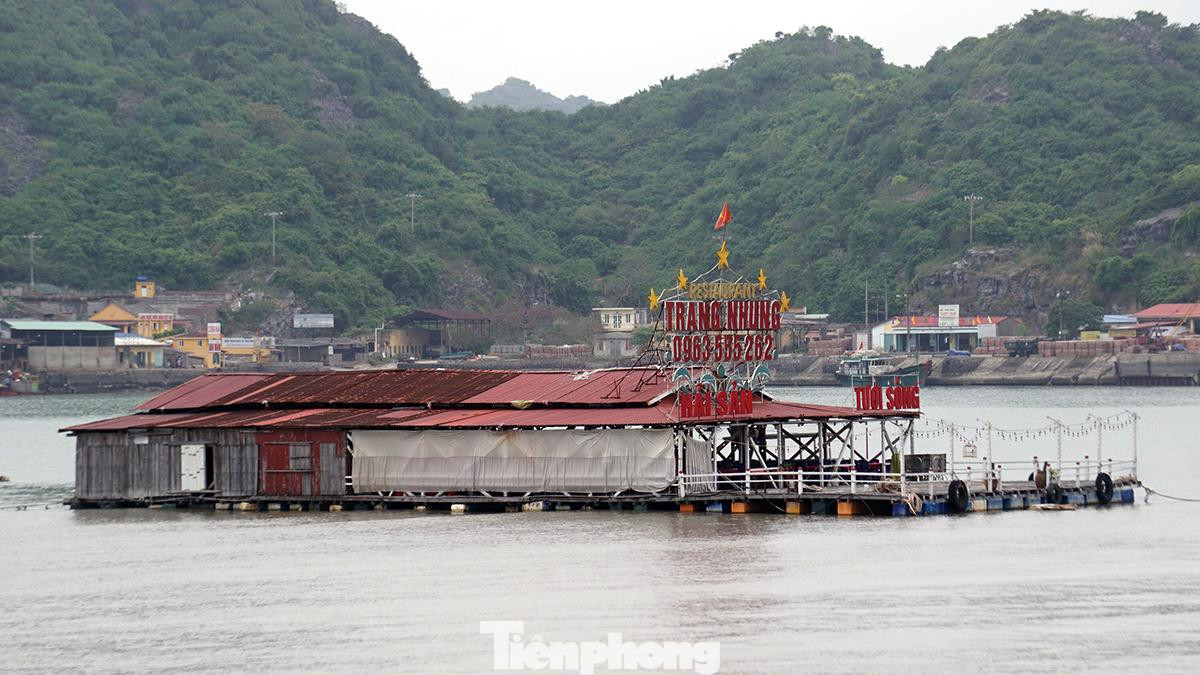 Vừa vào mùa du lịch sau đại dịch, hàng loạt nhà hàng nổi trên vịnh trung tâm thị trấn Cát Bà phải di dời khẩn cấp.