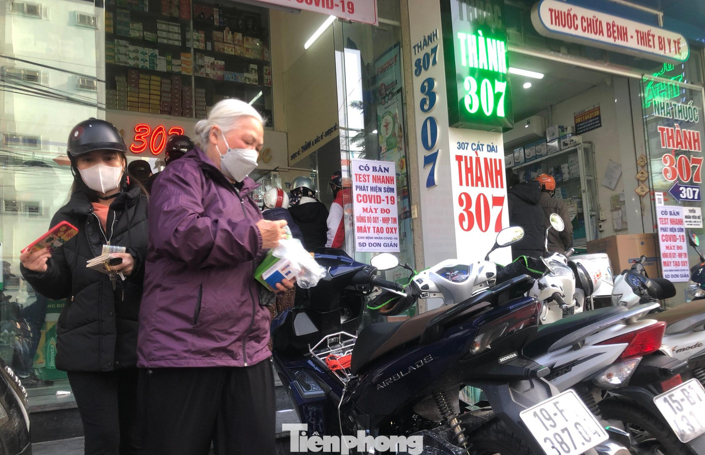 "Đa số người dân mua thuốc điều trị COVID-19 tại nhà như: hạ sốt, ho, viên xông, cồn sát khuẩn, dung dịch muối, vitamine, thuốc tăng cường đề kháng, que test nhanh... Nhiều thời điểm, cửa hàng cháy trang thiết bị y tế và một số thuốc thông dụng", một nhân viên bán thuốc nói.