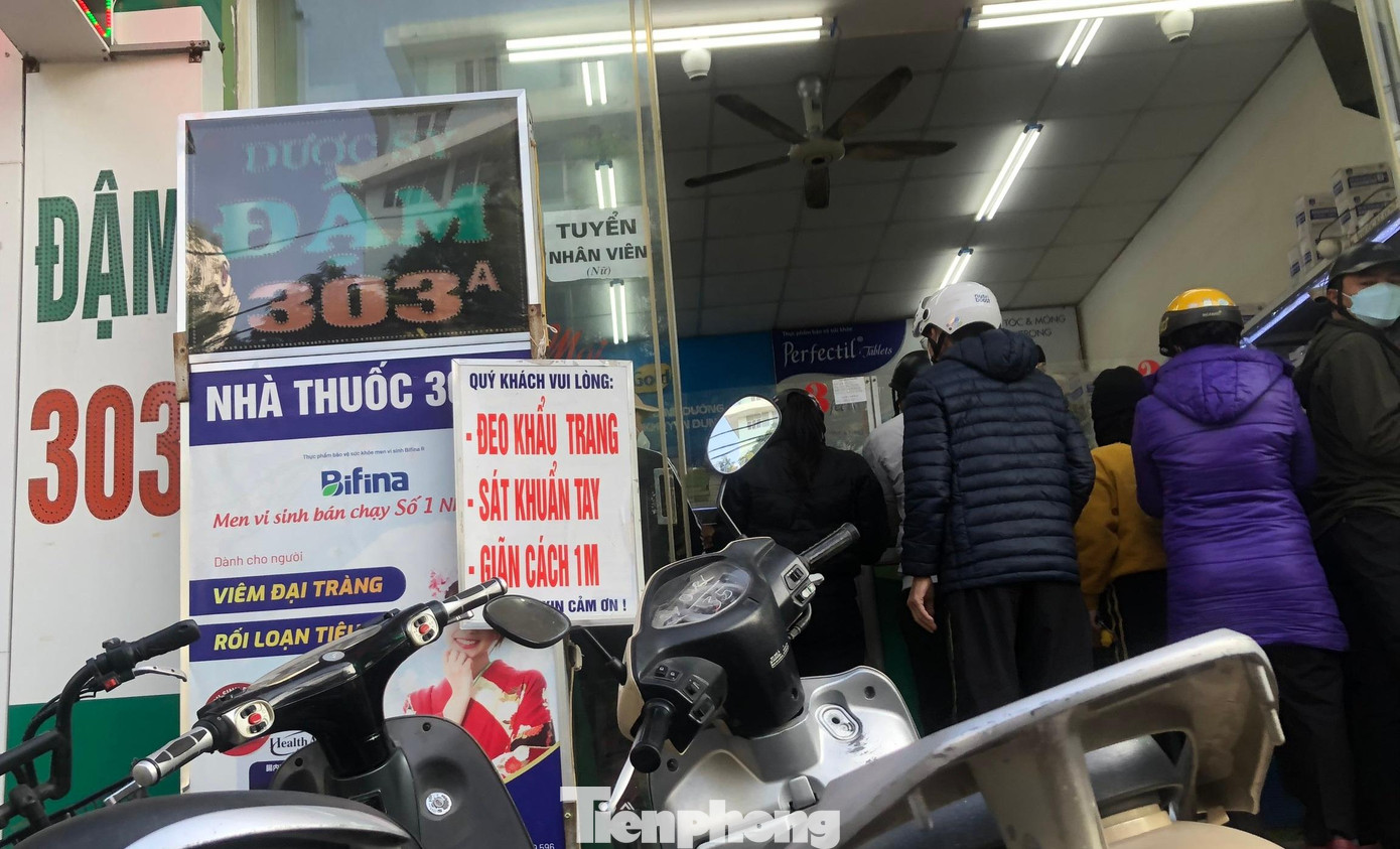 Các tiệm thuốc đều treo biển yêu cầu khách đeo khẩu trang, sát khuẩn tay và giữ khoảng cách. Tuy nhiên, do nhu cầu quá lớn, người dân chen nhau trước quầy đặt mua thuốc và những thiết bị y tế cần thiết.