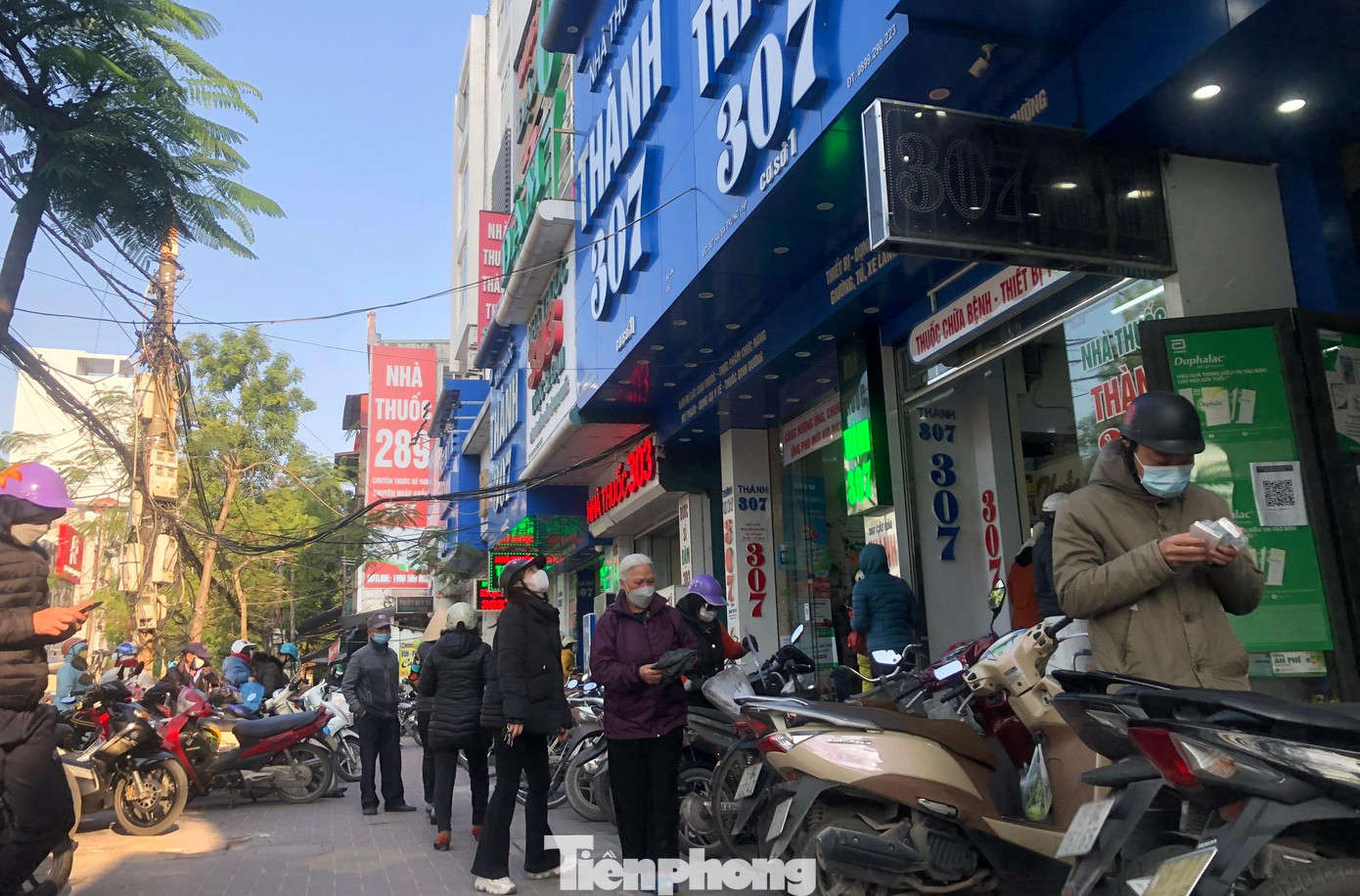 Nửa tháng sau Tết, TP Hải Phòng tiếp tục ghi nhận hàng nghìn ca mắc COVID-19 mỗi ngày. F0 tăng cao, nhiều người tìm tới các cửa hàng để mua thuốc, thiết bị y tế, điều trị COVID-19.