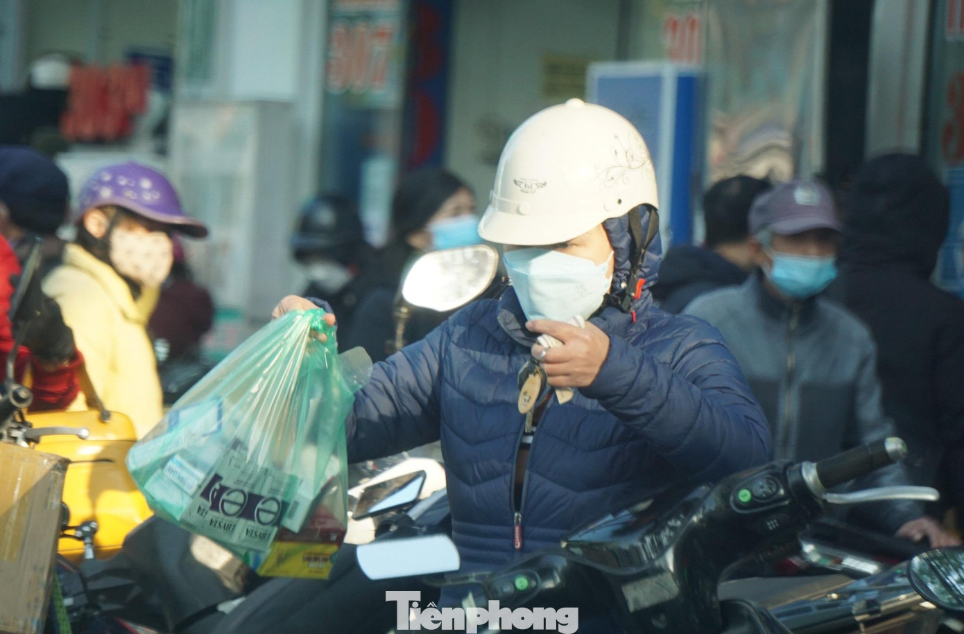 Chị Thu (trú quận Lê Chân, TP Hải Phòng) cho hay, do nhu cầu tăng cao đặc biệt một số thuốc dành cho trẻ em, dung dịch muối loãng, test nhanh, cồn sát khuẩn... nhiều tiệm thuốc gần nhà "cháy hàng", chưa kịp nhập mới.
