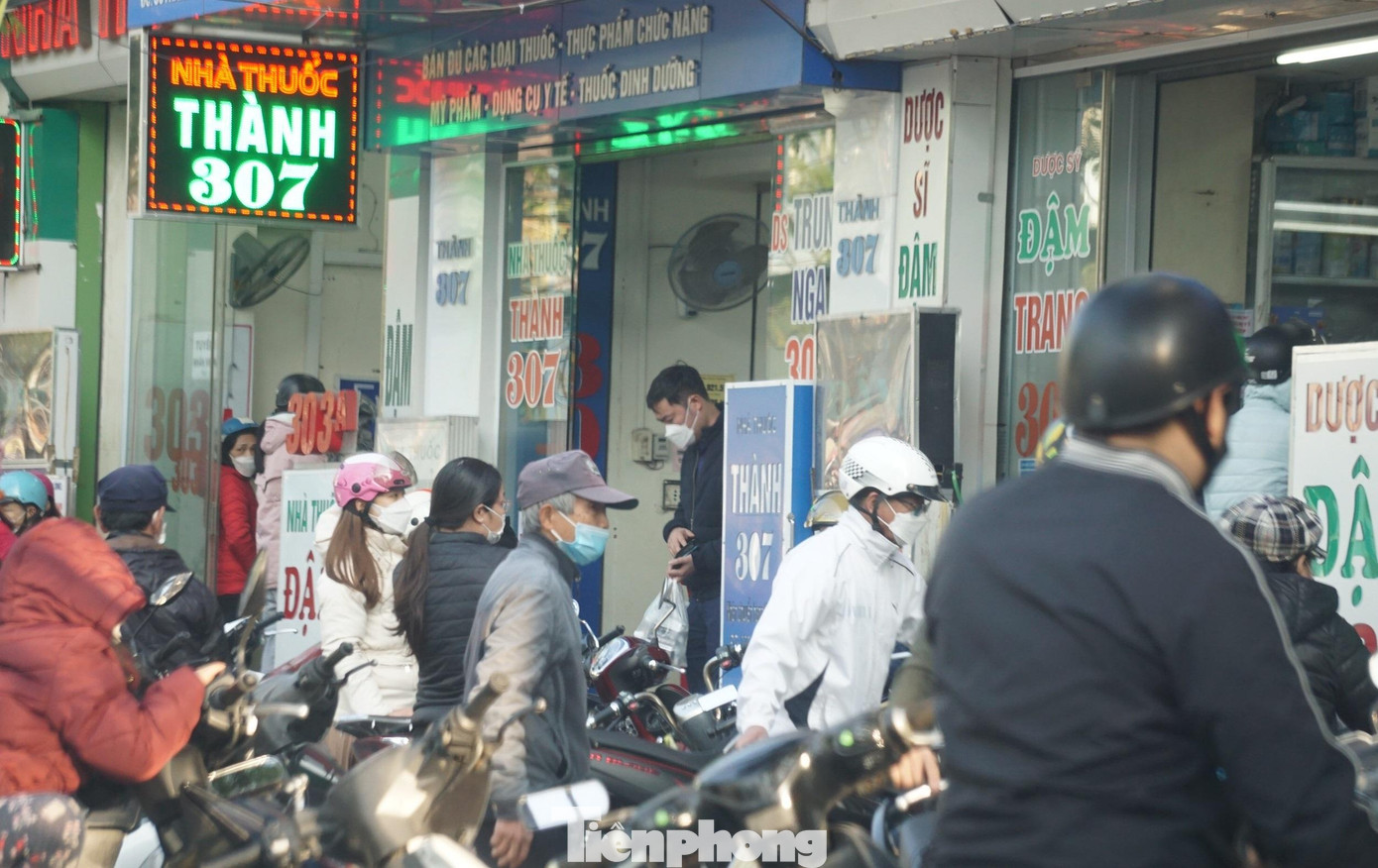 Một nhân viên bán thuốc trên phố Cát Dài (Hải Phòng) chia sẻ, bình quân mỗi ngày cửa hàng huy động khoảng 10 nhân viên bán thuốc. Tuy nhiên, lượng khách quá lớn, nhiều thời điểm quá tải, đặc biệt vào các khung giờ gần trưa và chiều muộn.