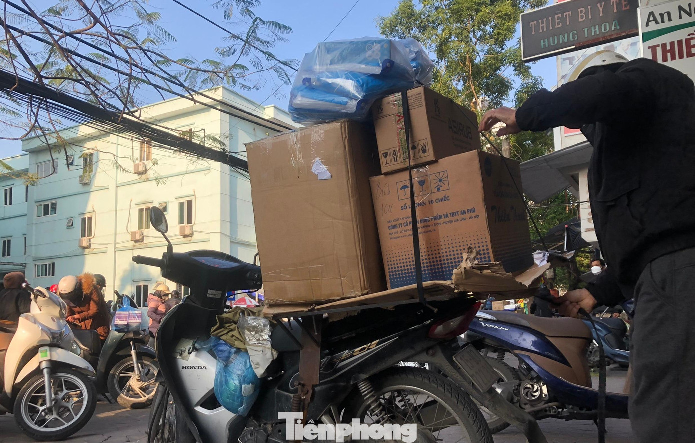Nhiều đơn vị, tổ chức, cửa hàng tại các quận huyện trên địa bàn đặt mua trang thiết bị y tế số lượng lớn, thuê dịch vụ vận chuyển tận nơi.