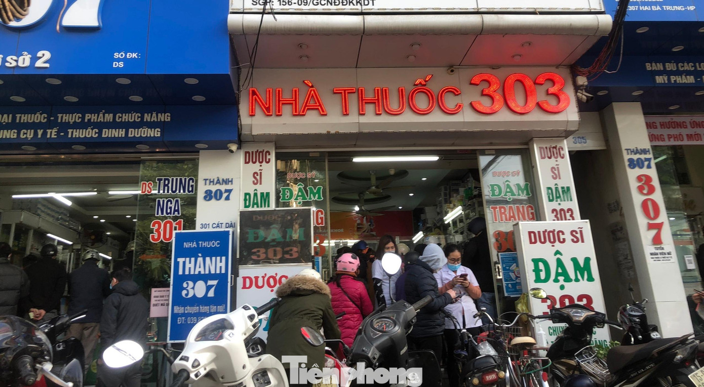 Ghi nhận trên phố Cát Dài (tuyến phố thuốc tây lớn nhất TP Hải Phòng), hàng loạt cửa hàng thuốc luôn trong tình trạng đông người xếp hàng mua sắm.