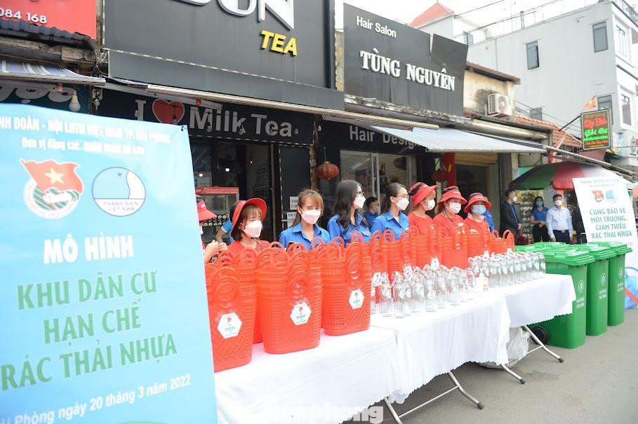 Cùng ngày, mô hình “khu dân cư hạn chế rác thải nhựa” cũng được Thành đoàn Hải Phòng triển khai tại phường Hải Sơn (quận Đồ Sơn) nhằm tuyên truyền cộng đồng về phòng chống rác thải, phân loại thu gom rác thải nhựa để tái chế. Cùng ngày, mô hình “khu dân cư hạn chế rác thải nhựa” cũng được Thành đoàn Hải Phòng triển khai tại phường Hải Sơn (quận Đồ Sơn) nhằm tuyên truyền cộng đồng về phòng chống rác thải, phân loại thu gom rác thải nhựa để tái chế.