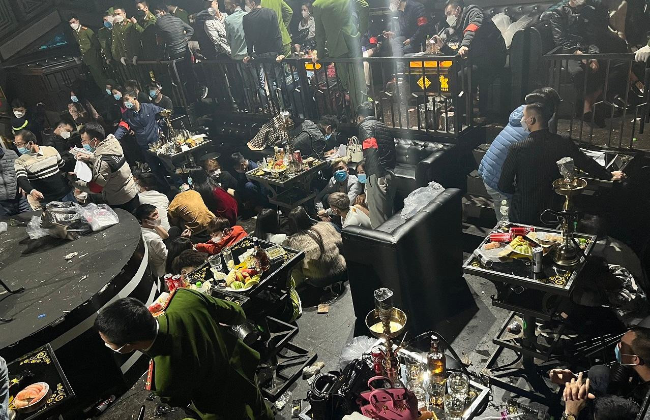 Công an đột kích vũ trường K-Club phát hiện 115 đối tượng dương tính ma túy. Ảnh: CAHD