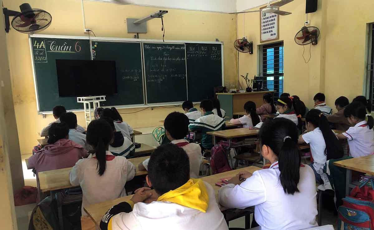 Do thiếu lớp, nhà trường phải huy động 5 phòng học chức năng làm phòng dạy học. Đồng thời, mượn 3 phòng nhà cấp 4 tại nhà văn hóa thôn để làm nơi dạy học các em lớp 1, lớp 2. Cơ sở vật chất không bảo đảm nên trường không dám lắp đặt các thiết bị phục vụ dạy học như máy chiếu, ti vi...