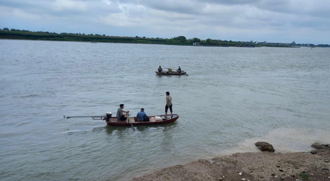 Lực lượng cứu hộ tìm kiếm trên sông Thái Bình, đoạn qua xã Cẩm Văn (Cẩm Giàng, Hải Dương). Ảnh: H.N