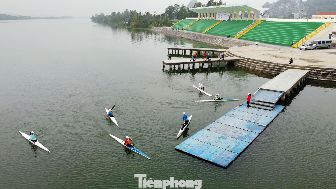 Theo ghi nhận của phóng viên, hàng chục vận động viên, huấn luyện viên đội tuyển đua thuyền quốc gia Việt Nam đã tập trung tại Khu huấn luyện thành phố Hải Phòng để tập luyện, chuẩn bị cho kỳ Seagame tới. Theo ghi nhận của phóng viên, hàng chục vận động viên, huấn luyện viên đội tuyển đua thuyền quốc gia Việt Nam đã tập trung tại Khu huấn luyện thành phố Hải Phòng để tập luyện, chuẩn bị cho kỳ Seagame tới.