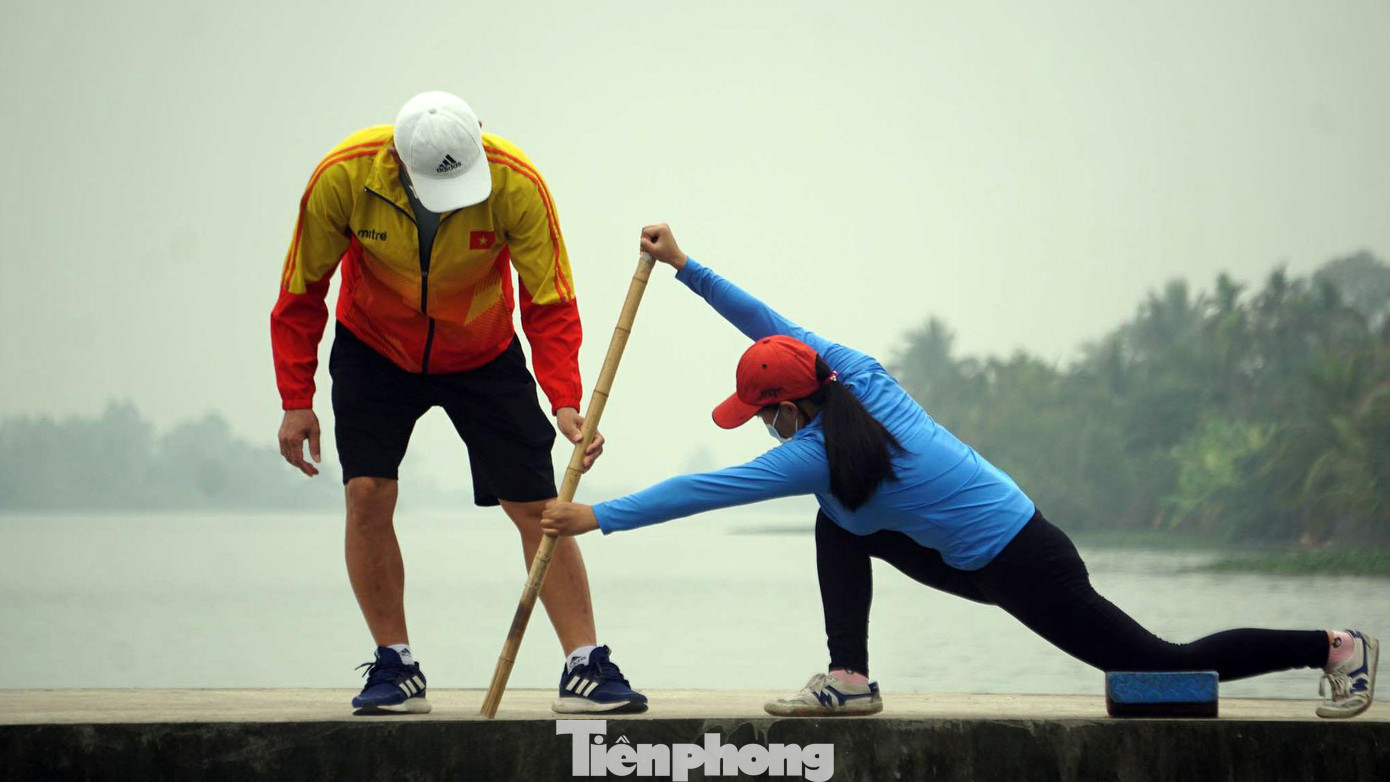 Thành viên Ban huấn luyện đội tuyển quốc gia cần mẫn chỉnh các động tác cơ bản cho nữ vận động viên trẻ. Thành viên Ban huấn luyện đội tuyển quốc gia cần mẫn chỉnh các động tác cơ bản cho nữ vận động viên trẻ.