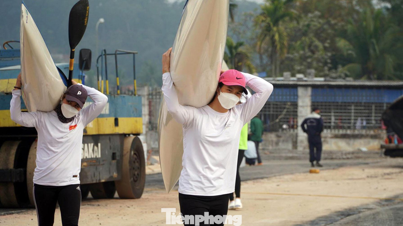 Sau mỗi buổi tập trên sông, vận động viên chủ động đưa thuyền của mình về khu nhà chức năng trong khu huấn luyện. Sau mỗi buổi tập trên sông, vận động viên chủ động đưa thuyền của mình về khu nhà chức năng trong khu huấn luyện.