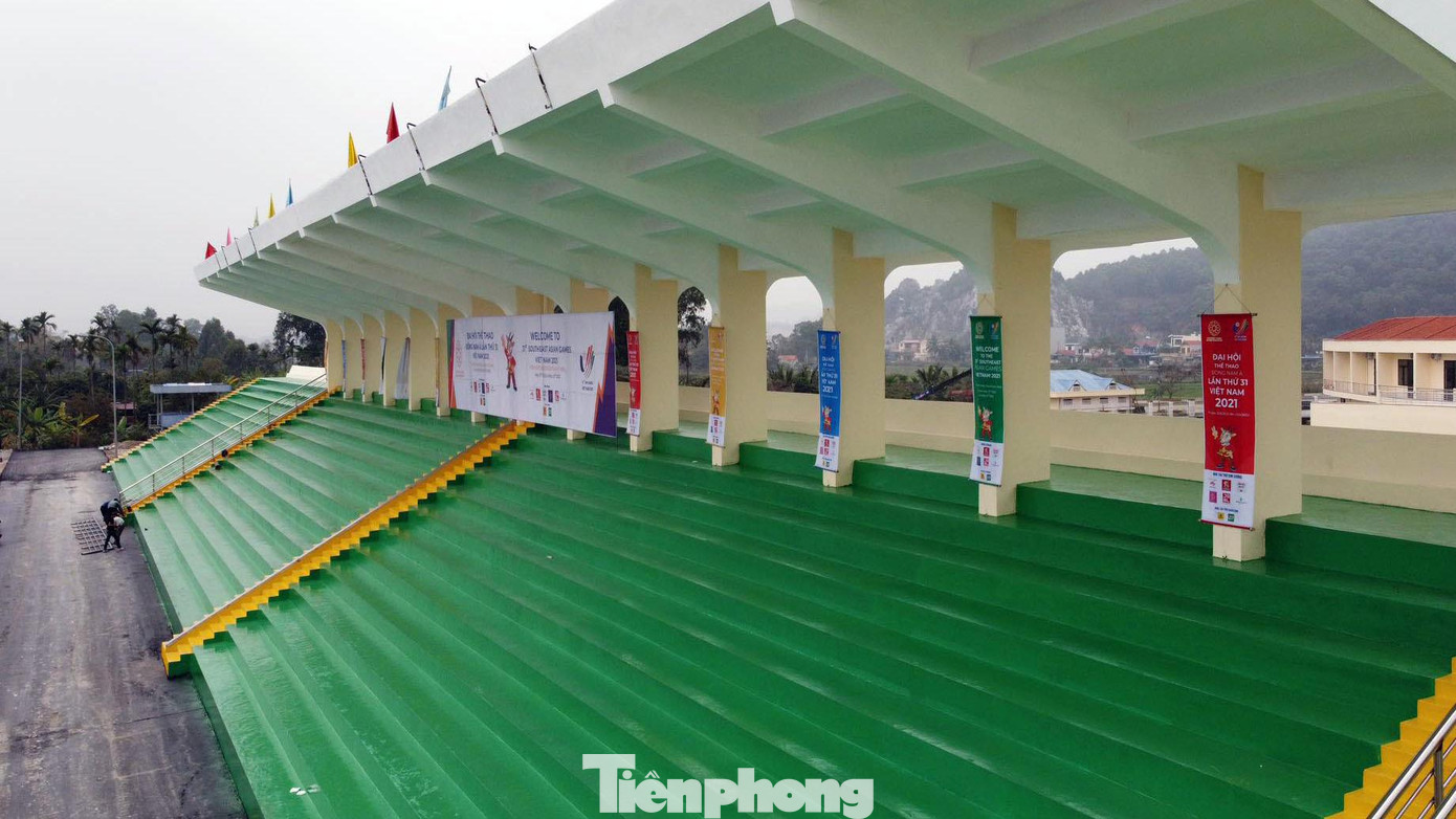 Dự án cũng chỉnh trang, sơn mới khu vực khán đài sức chứa hàng nghìn khán giả. Dự án cũng chỉnh trang, sơn mới khu vực khán đài sức chứa hàng nghìn khán giả.