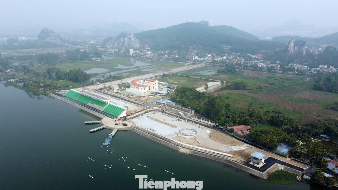 Trung tâm huấn luyện đua thuyền Quốc gia bên bờ sông Giá (TP Hải Phòng). Khu vực này có khúc sông thẳng dài nhiều km. Xung quanh có nhiều dãy núi bao bọc, do đó khu vực này có sức gió và dòng chảy rất phù hợp, thuận lợi cho các vận động viên.