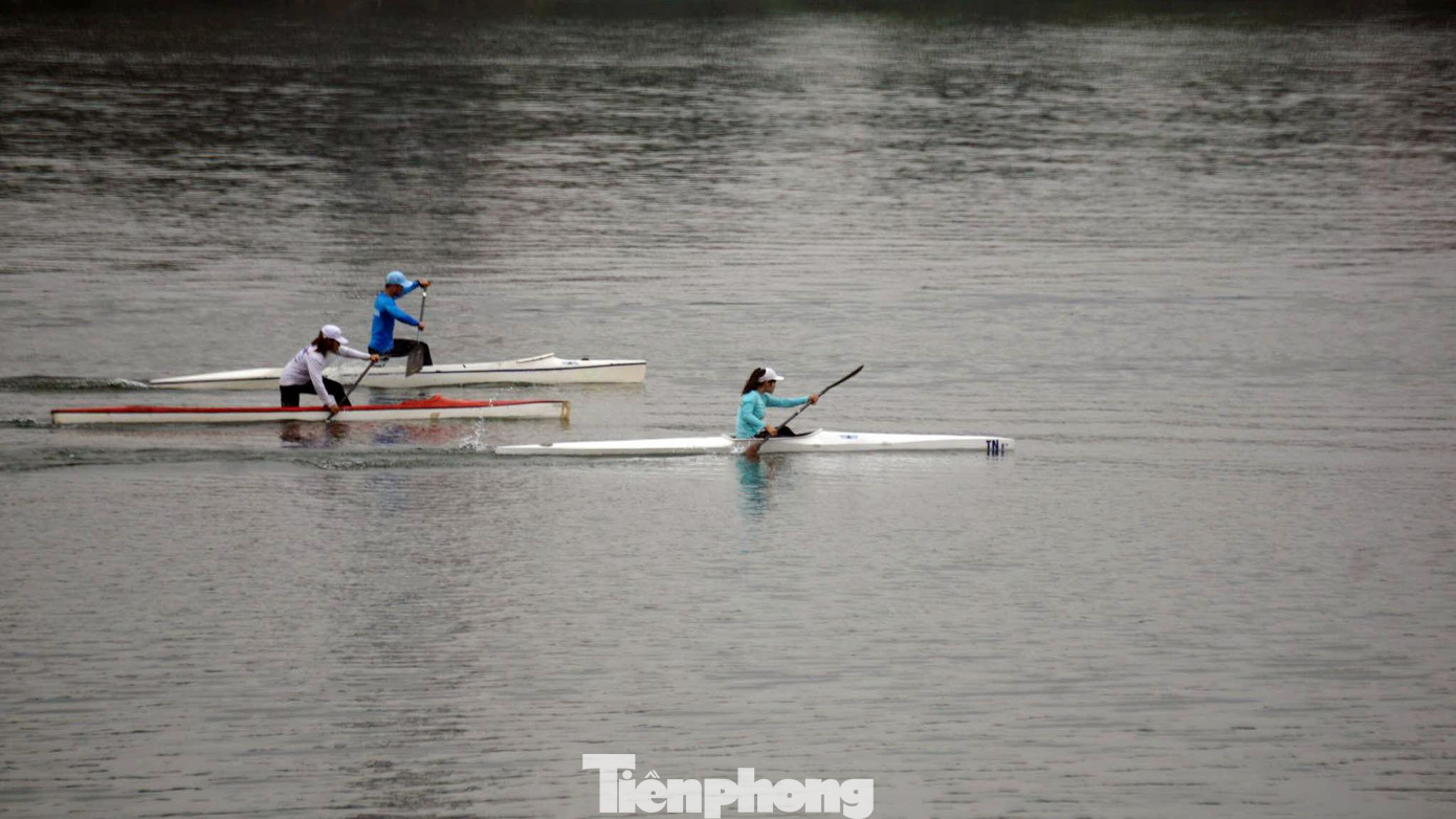 Hàng ngày, các vận động viên sinh hoạt tại khu nhà ở trong khu huấn luyện và tập luyện lúc sáng sớm, buổi chiều để hoàn thành các giáo án. Hàng ngày, các vận động viên sinh hoạt tại khu nhà ở trong khu huấn luyện và tập luyện lúc sáng sớm, buổi chiều để hoàn thành các giáo án.