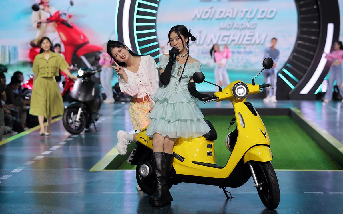 Chiếc xe điện thông minh này còn được thiết kế kích thước phù hợp với đô thị, thời trang với 5 màu: vàng, đỏ, trắng, xanh tím than, đen nhám.