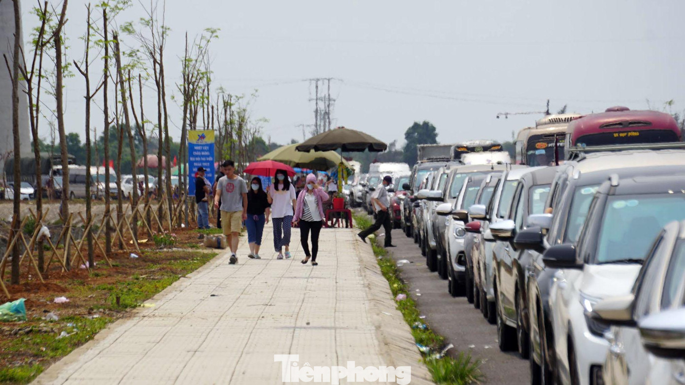 Cách bến phà Cái Viềng khoảng 1km, hàng nghìn ôtô cá nhân, xe hợp đồng chở khách du lịch nối đuôi nhau dài hàng 2-3km dọc cung đường ven rừng ngập mặn. Phải chờ hàng giờ trên đường, nhiều du khách rời xe &quot;cuốc bộ&quot; ra bến phà.