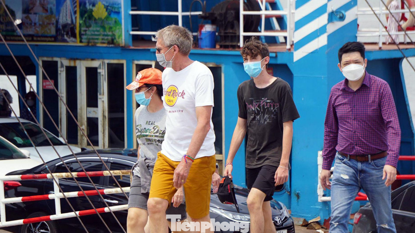 Chiều ngược lại từ trung tâm TP Hải Phòng ra thị trấn Cát Bà, vẫn có rất đông khách xếp hàng chờ ra đảo. Trong đó, có nhiều nhóm du khách nước ngoài.