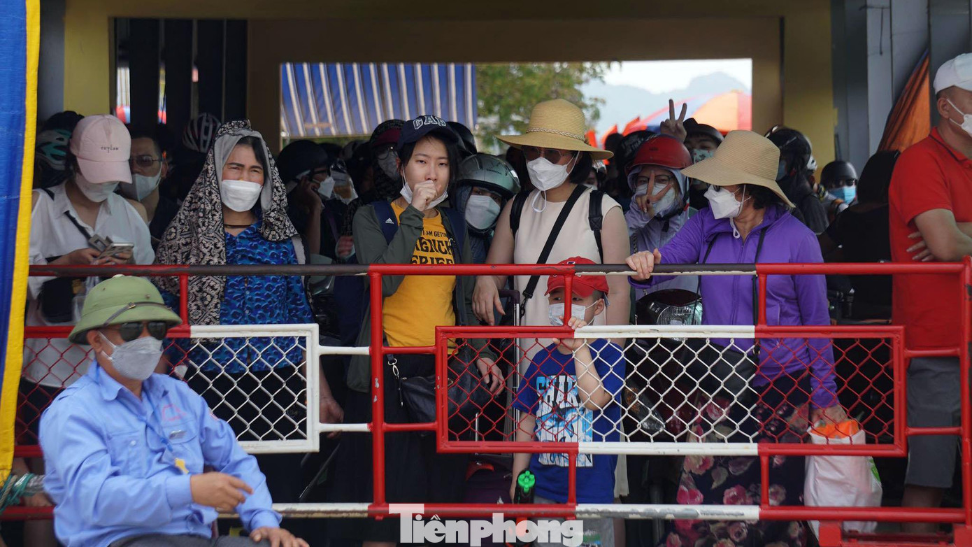 Trong khi đó, khu vực chờ phà dành cho người đi xe máy và đi bộ cũng luôn trong tình trạng kẹt cứng.