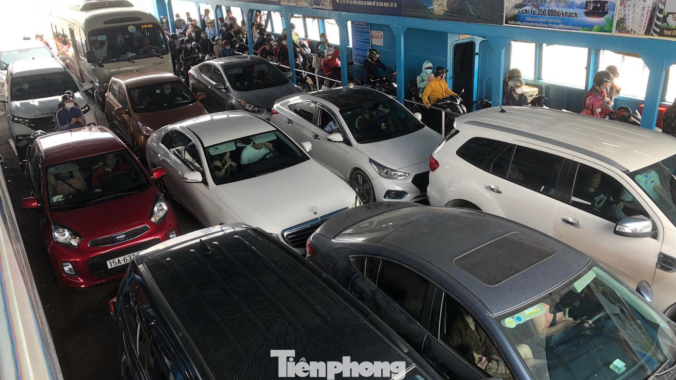 &quot;Riêng ngày 10/4, có 300 chuyến phà vận tải phương tiện và hơn 10.000 du khách ra vào thị trấn Cát Bà tham quan, nghỉ dưỡng. Dù hoạt động hết công suất tuy nhiên số lượng khách tăng kỷ lục đầu mùa du lịch khiến phà không đáp ứng hết nhu cầu. Ngày đầu và ngày cuối kỳ nghỉ, tình trạng ùn tắc trong nhiều giờ tái diễn&quot;, ông Vũ Mạnh Trung nói.